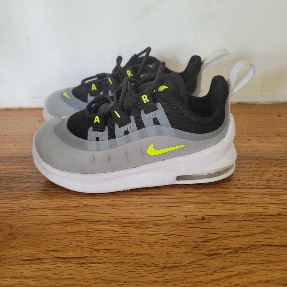 Nike - Picture 2 of 3